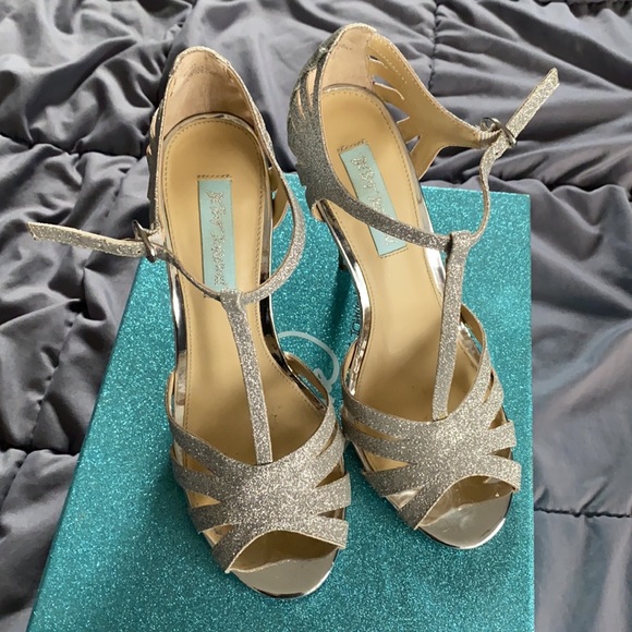 Betsy Johnson Diamond Silver Blue Bottom Wedding Heels Size 7 - Picture 2 of 7